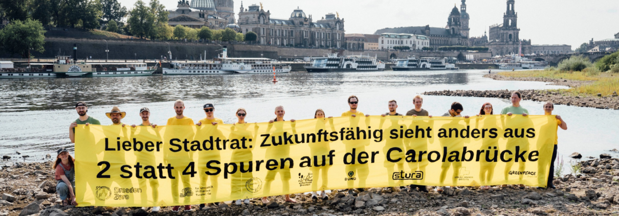 DresdenZero fordert mit Bündnispartnern zweispurige Carolabrücke auf Transparent