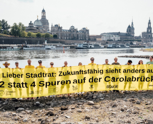 DresdenZero fordert zweispurige Carolabrücke DresdenZero fordert mit Bündnispartnern zweispurige Carolabrücke auf Transparent