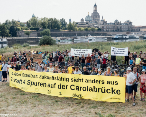 DresdenZero fordert mit Kundgebung auf Elbwiese zweispurige Carolabrücke DresdenZero fordert mit Dresdner Bürgern zweispurige Carolabrücke auf Transparent