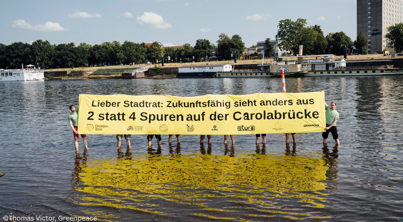 DresdenZero fordert mit Bündnispartnern auf einem Transparent zwei statt vier Spuren für Carolabrücke